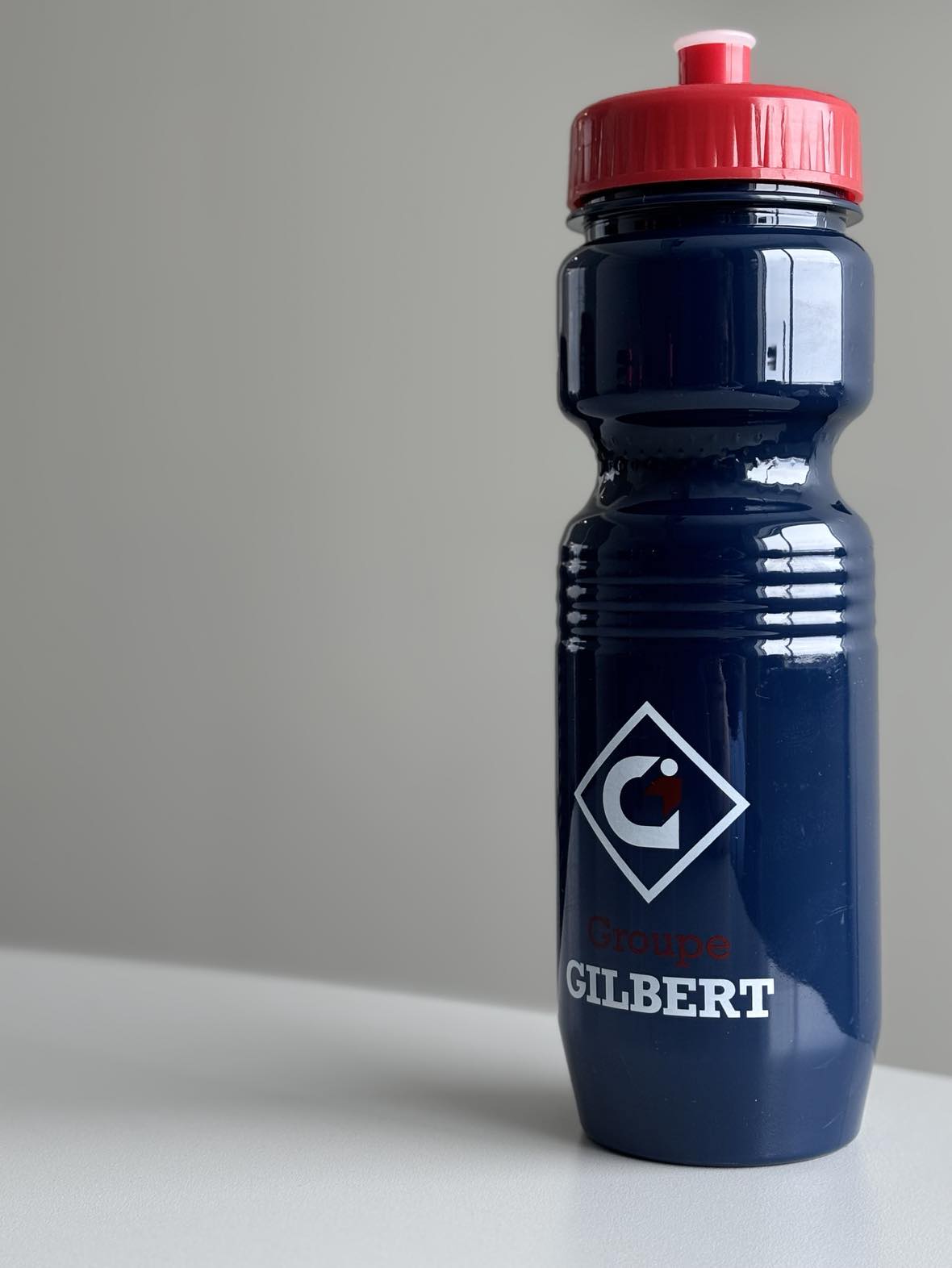 Gourde en plastique bleu et rouge