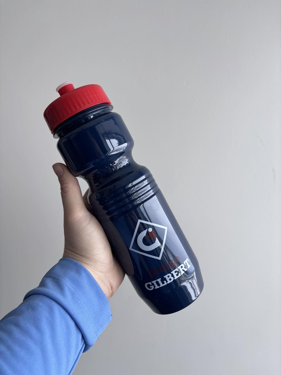 Gourde en plastique bleu et rouge