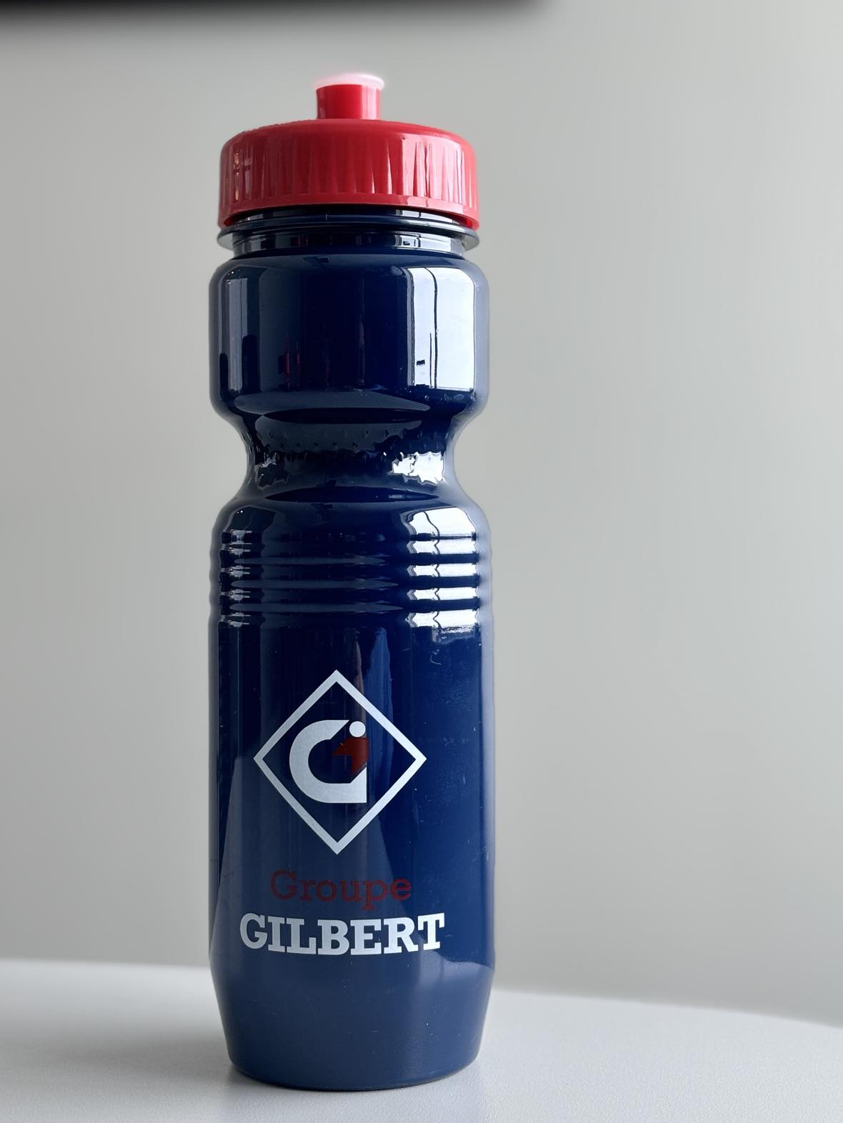Gourde en plastique bleu et rouge