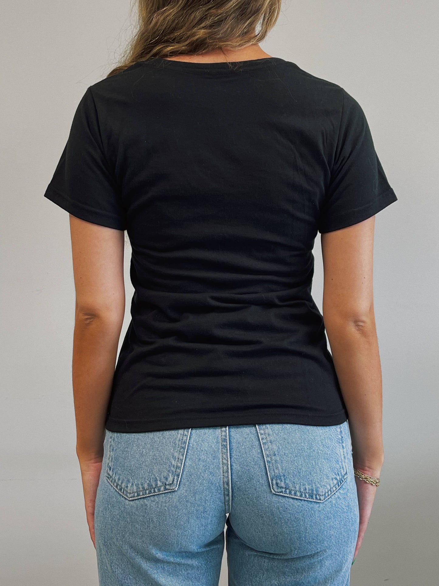 Black short-sleeved T-shirt (with pocket) and V-neck