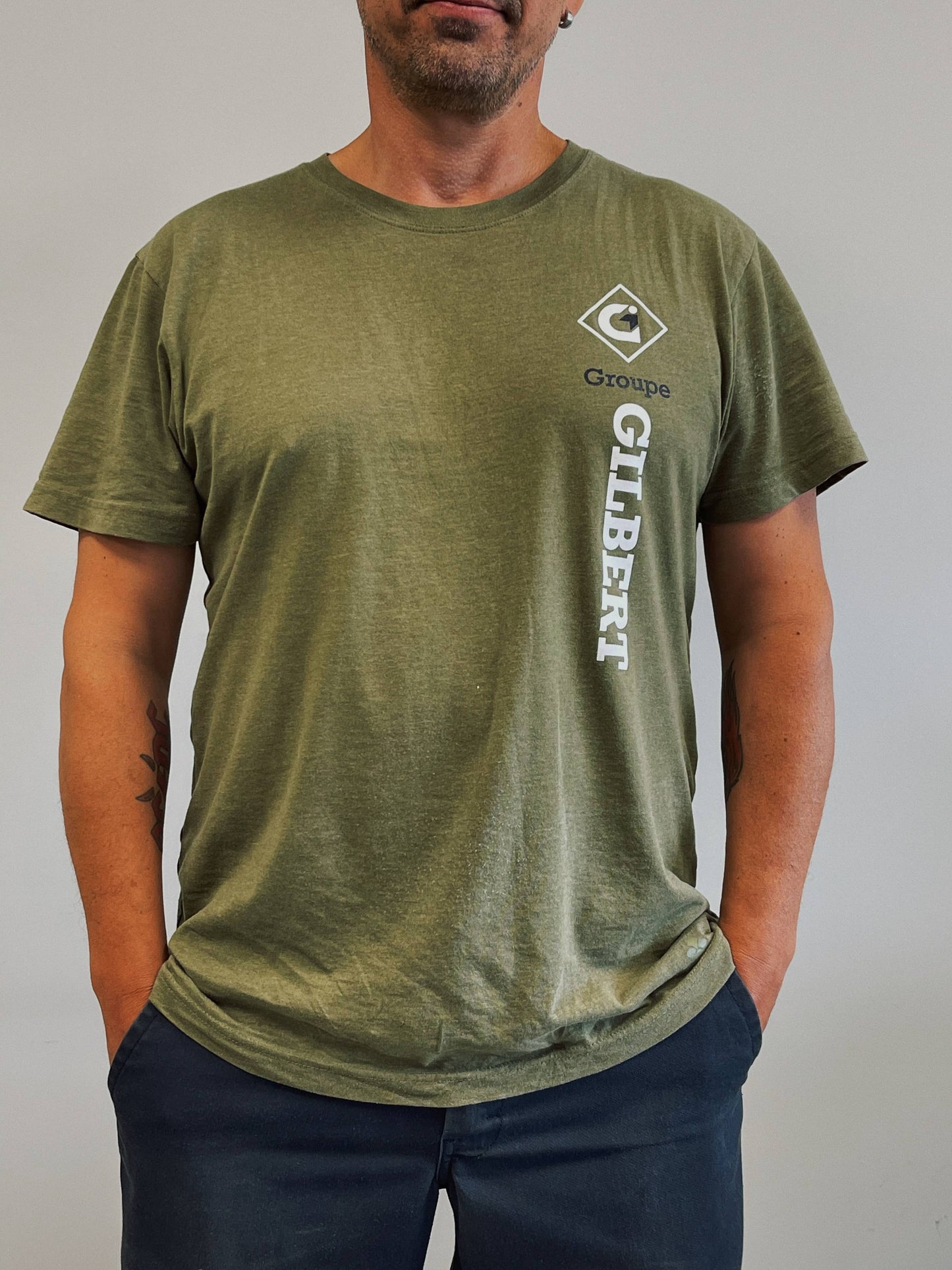 Green short-sleeved t-shirt with round neck