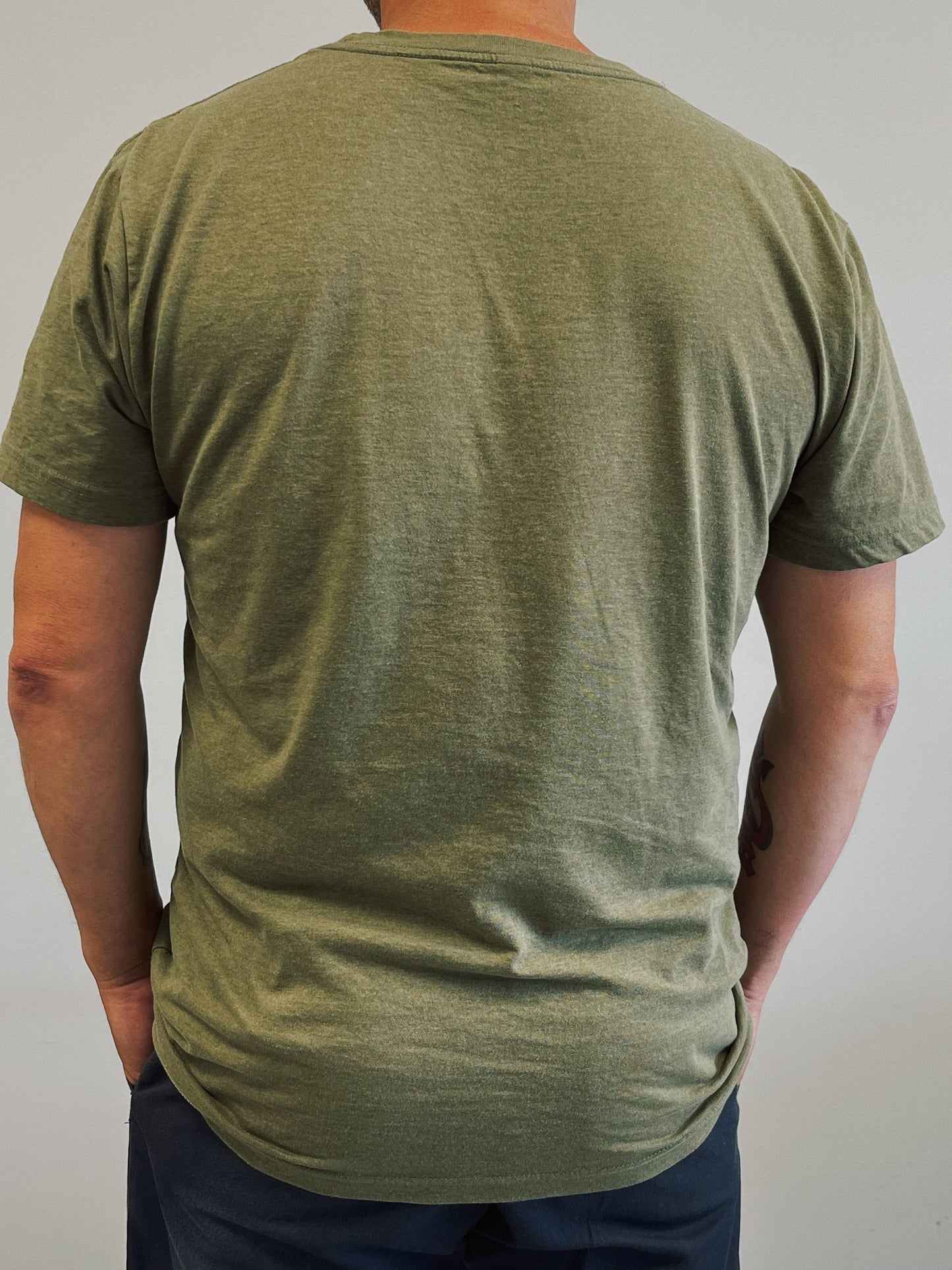 Green short-sleeved t-shirt with round neck