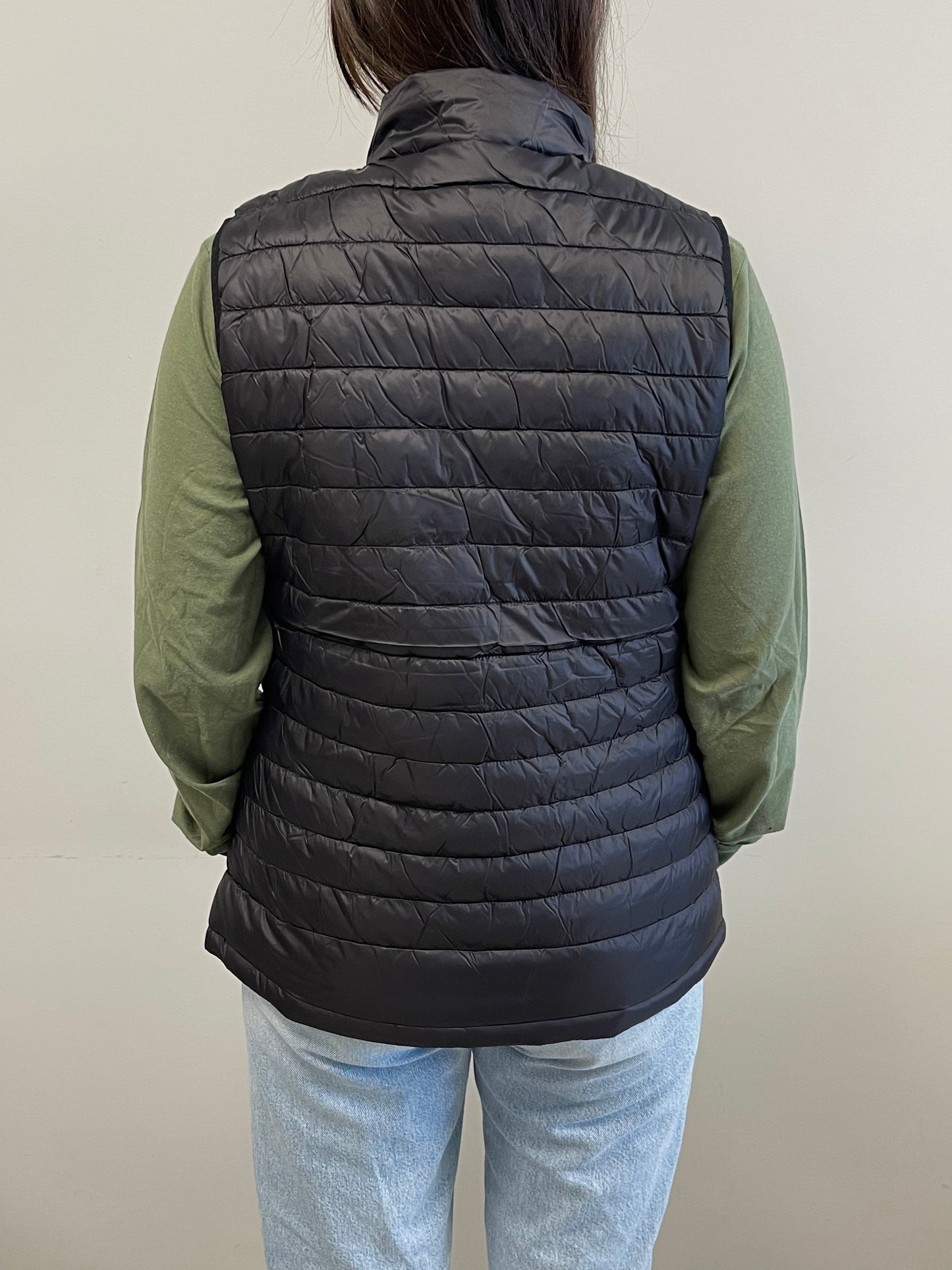 Black sleeveless insulated jacket (women)