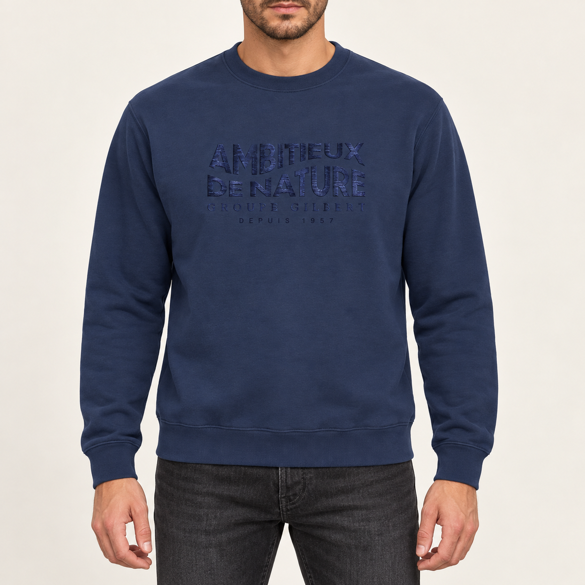 Nouveau modèle // Crewneck brodé - Marine - Ambitieux de nature Groupe Gilbert